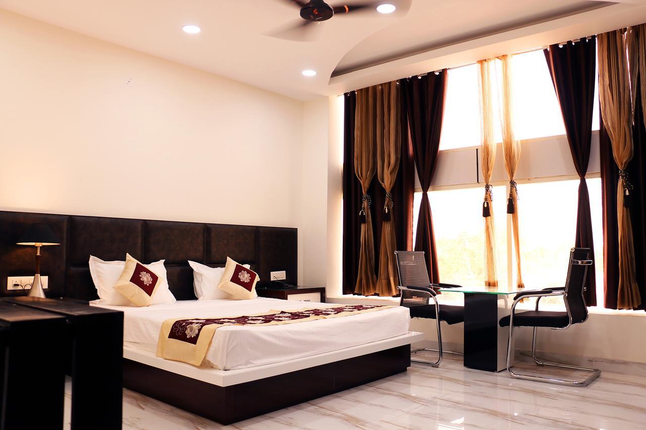Hotel Neelam Ludhiana Exterior foto
