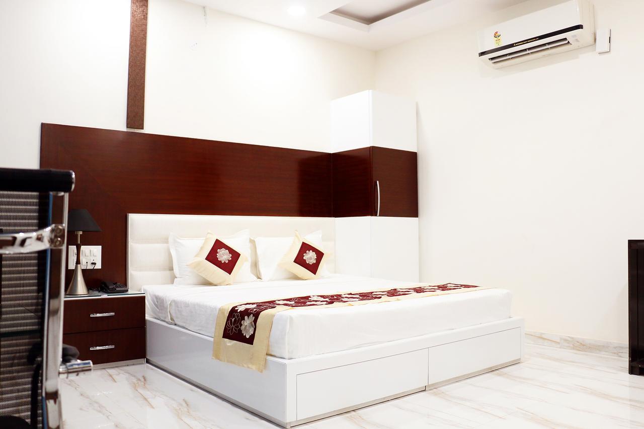 Hotel Neelam Ludhiana Exterior foto