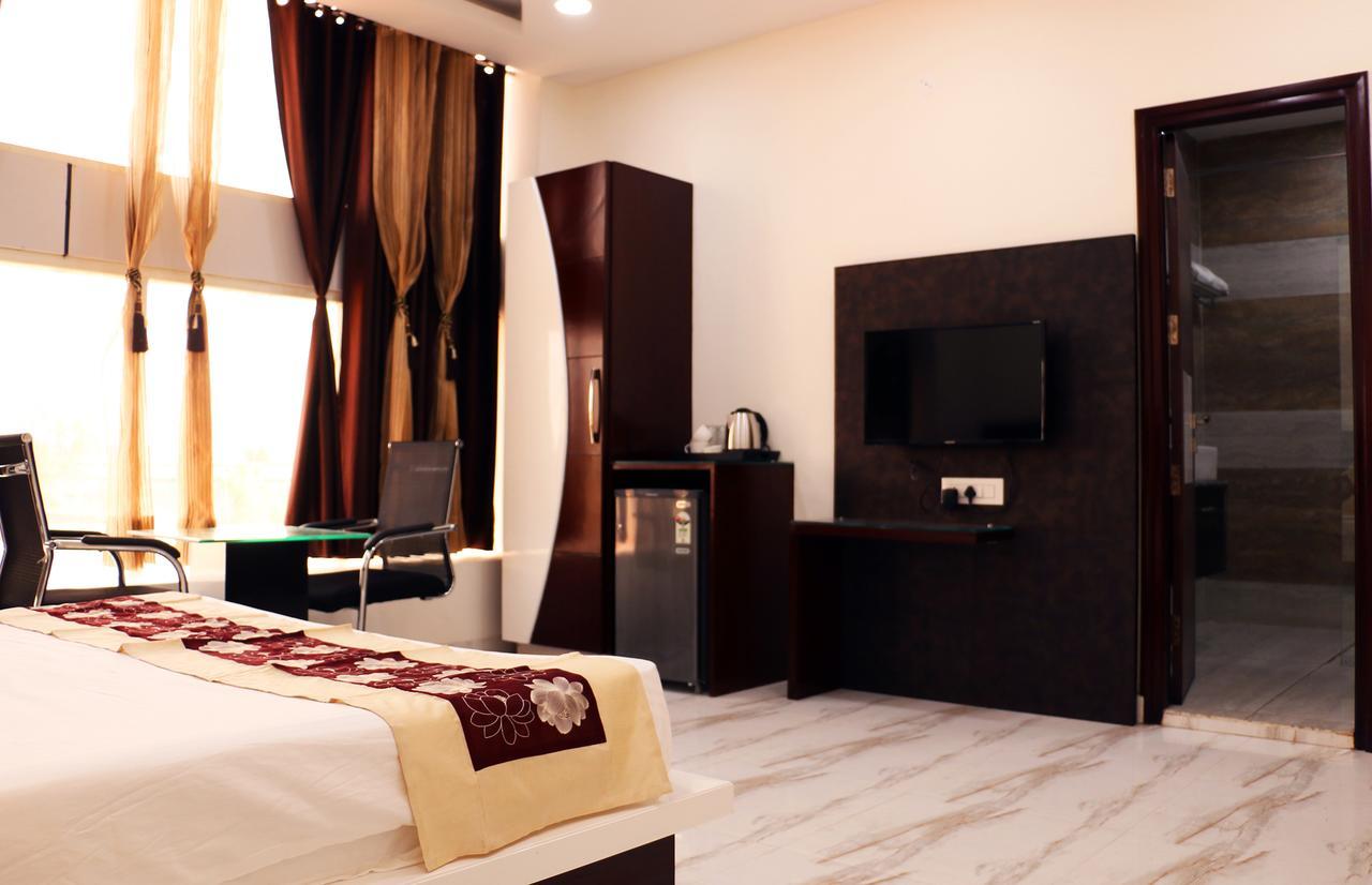 Hotel Neelam Ludhiana Exterior foto