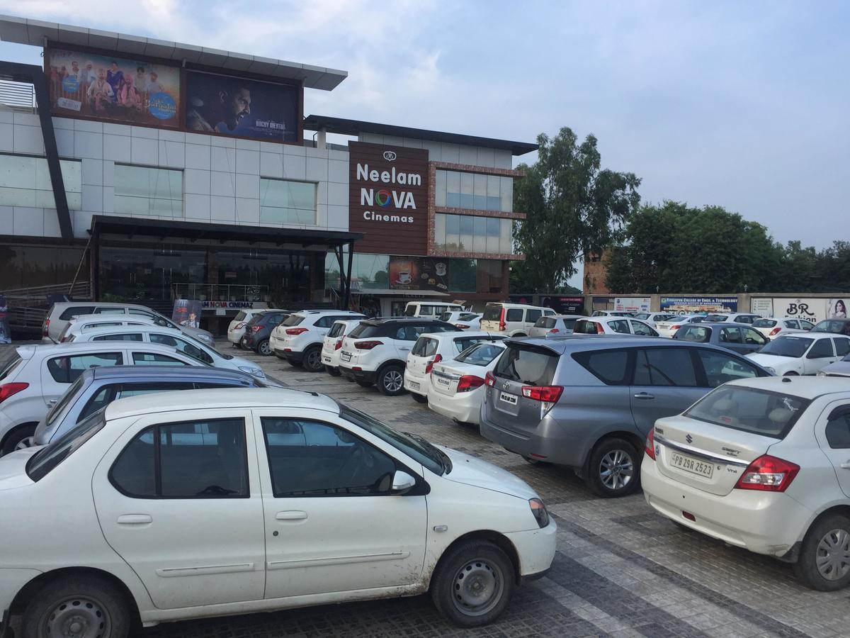 Hotel Neelam Ludhiana Exterior foto